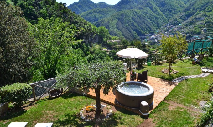 Pucara Apartamento | La Vigna - comfortable loft with outdoor hot tub surrounded by lemon gardens