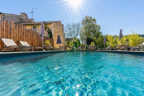 Les Eyzies Casa | La Villa du 15 - Chambres indépendantes & autonomes du restaurant La Maison - clim et piscine chauffée - Lit King Size