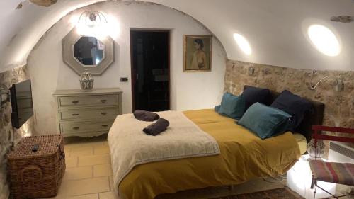 Rognes Cama Y Desayuno | la villageoise, chambre troglodyte pitoresque au cœur du village