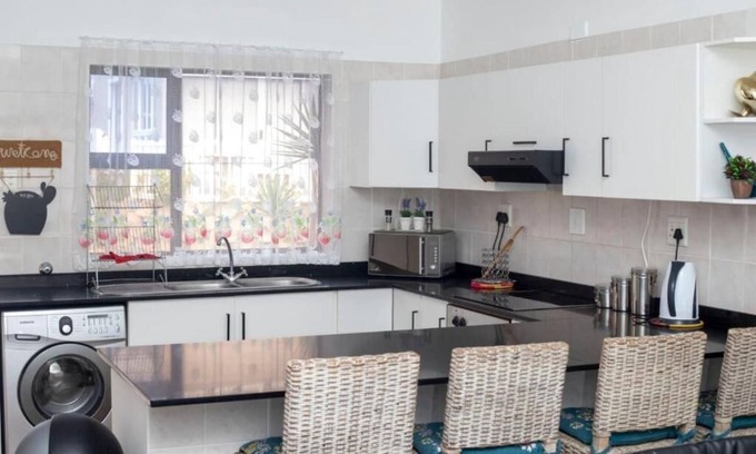 Mtwalume Villa | La Vista Unit - swimming pool, separate bedroom, 2 bathrooms .n