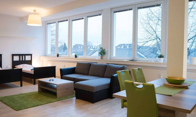 Langenfeld Apartamento | LA04 Apartment in Langenfeld with TV & WiFi
