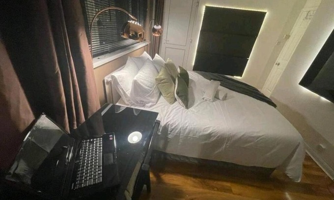 Manchester Casa | LA1 Hotel Themed Room 65 inch TV Free parking own fridge with park view