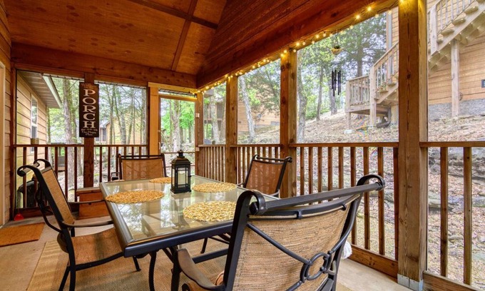 Branson West Cabina | Free Silver Dollar City Tickets! Cozy Cabin, Gated Stone Bridge Resorts with Ideal Location!