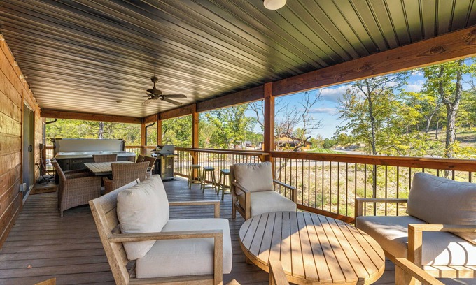 Branson Cabina | Labor Day Open-Private Hot Tub-Cozy Fireplace-Free Daily Attraction Tickets-Close to Top of the Rock