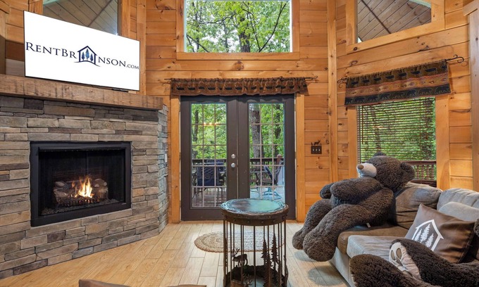 Branson Cedars Cabina | Increíble cabaña de madera, enclavada en el bosque, piscina disponible, bañera de hidromasaje cerca de Big Cedar - Three Bear Lodge