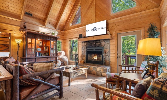 Branson Cedars Cabina | Increíble aislado, HotTub, bañeras de chorro, Woods, Near Big Cedar y Shows Firepit - Ole Hickory