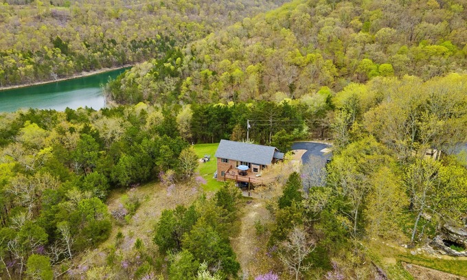 Blue Eye Casa | Labor Day Open-Secluded Home- Mountain Estate with Stunning Lake Views & Cleared Trail to water!