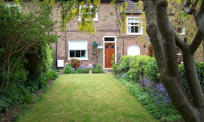 Bedale Cabaña | Laburnum Cottage. Long enclosed dog friendly garden leading to the beck.