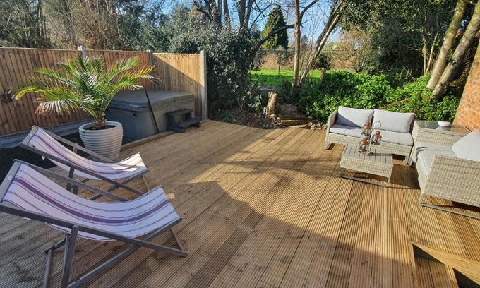 Tunstead Casa | Laburnum Holiday Cottage