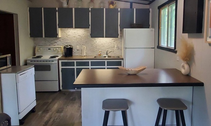 Lac du Bonnet Cabina | LAC DU BONNET COTTAGE FOR RENT - NEWLY RENOVATED!!!