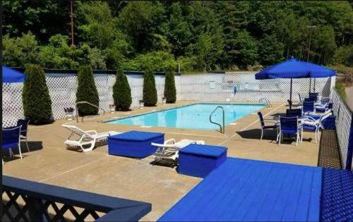 Gilford Apartamento | Laconia Vacation Spot, Pool ,Free WiFi & Parking at 131 Lake Street