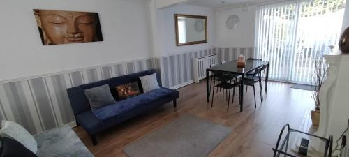 Walsall Apartamento | Ladbury House in Walsall, convenient location near the M6, Walsall Uni and Hospital, with free parking and easy access to Birmingham city centre, only 20 mins from NEC and Birmingham airport, 15 mins from Villa Park