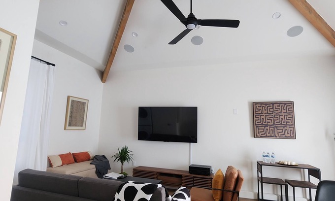 Ladera Heights Apartamento | Ladera Heights Retreat, close to LAX, SOFI and the beach, centrally located.