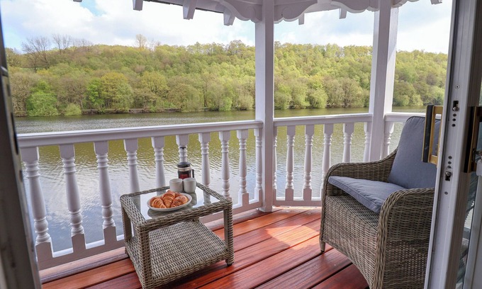 Horton Cabaña | LADY OF THE LAKE, pet friendly, with hot tub in Rudyard Lake
