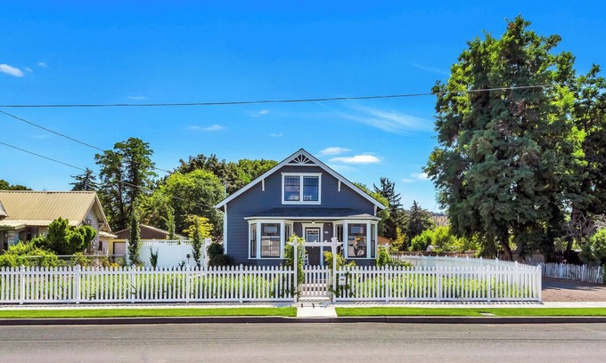 Prineville Casa | LaFollette - Restored Queen Anne cottage with vintage charm and modern amenities