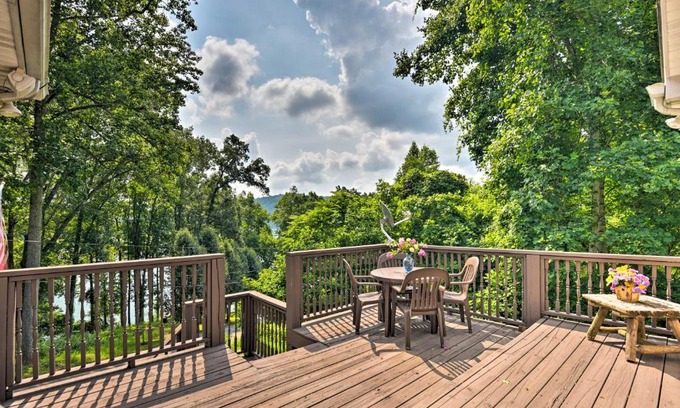 La Follette Casa | LaFollette Townhome with Deck and Norris Lake Views!