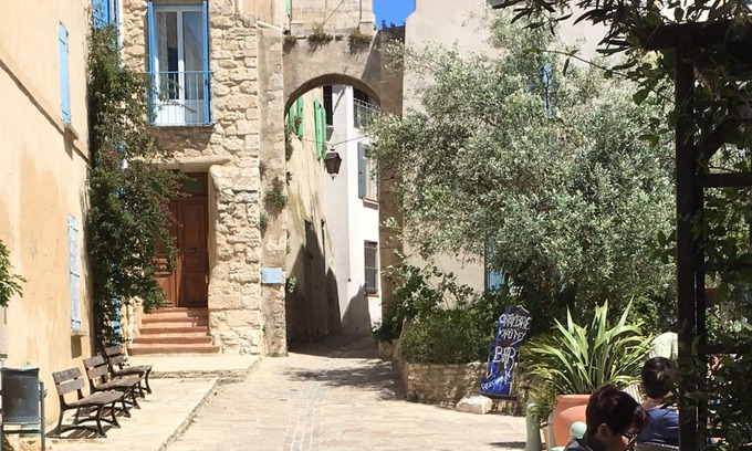 Bages Casa | Vista del estanque y el mar en el corazón del antiguo pueblo de Bages entre Narbona y Colliure