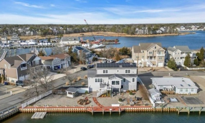 Osbornsville Casa | Lagoon Luxury: Your Blue Escape Awaits! n4 Bedrooms Waterfront Oasis! nBYOBoat