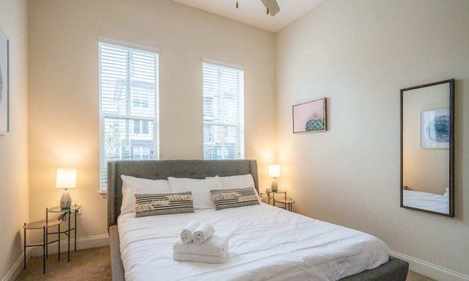 Plaza Midwood Apartamento | Laid-Back 1BR w/ Comfy Living Room and Bar