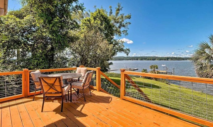 Camden Casa | Laid-Back River Shack