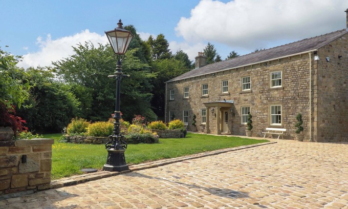 Burnley Cabaña | LAITHE HOUSE, pet friendly, luxury holiday cottage in Cliviger