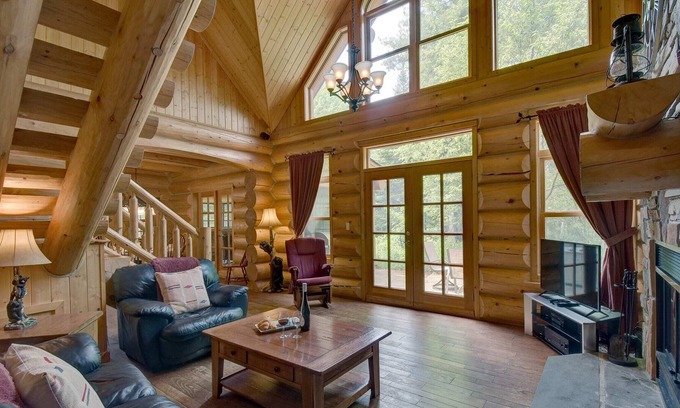 Fiddler Lake Resort Chalet De Esquí | Lake access and indoor hot tub and terrace