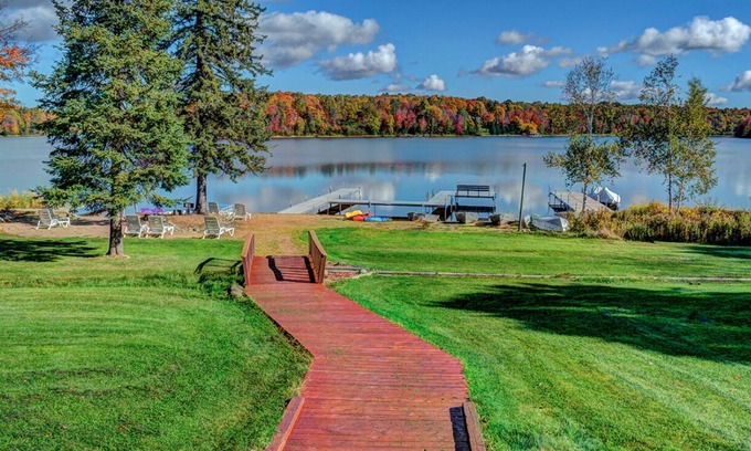 Phelps Condominio | Lake Access Condo in Eagle River w/ complimentary kayaks, canoes, and row boats.