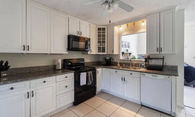 Arlington Villa | Lake Access Gem! 4Bd 2Ba High Ceiling /Peaceful Oasis Near Dwntwn Jacksonville