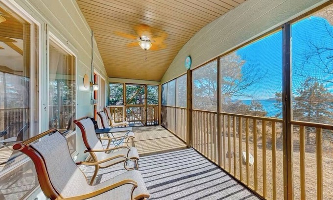 Lost Bridge Village Cabina | Lake Access Mountain view 3BHK Getaway w Deck Patio