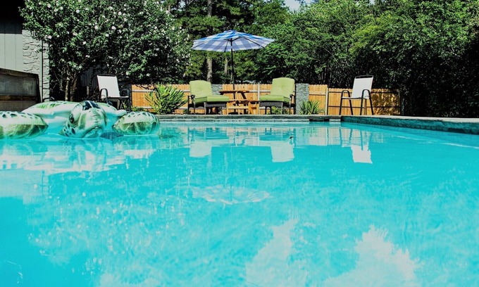 Heber Springs Casa | Lake Access Nearby! Heated Pool Seasonally;Guest House available-additional fee.