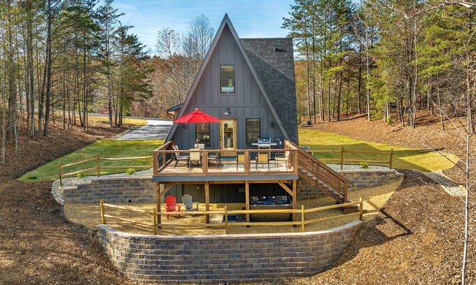 Mill Spring Casa | Lake Adger Open-No Restrictions! Lakefront, Private Dock, Kayaks, HotTub,Firepit