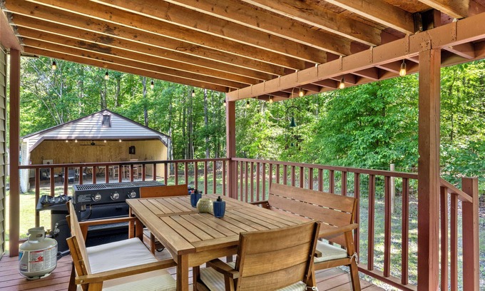 Livingston Casa | Lake Anna Rental-3min walk! Gated 3BR, covered game barn, king bed, fire pits