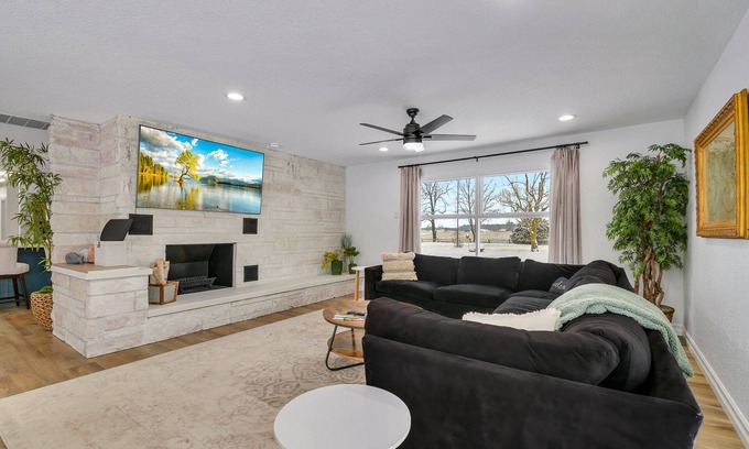 Warsaw Casa | Lake and marina 5 minutes away Large family friendly Cozy home with country feel