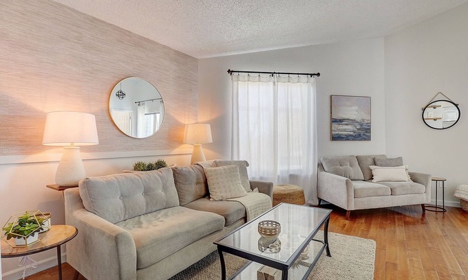 Highlands Condominio | Lake Arbor Penthouse Suite🐠Short walk to Arbor Lake, gym, dining and shopping!
