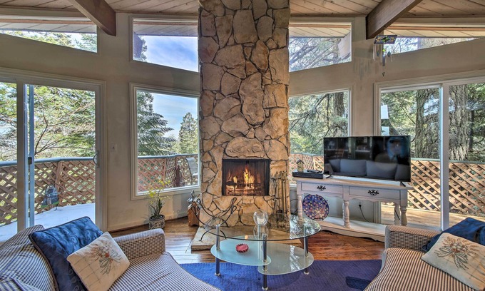 Arrowhead Villas Cabina | Cabaña con vistas al monte, 2 millas a Town & Lake Arrowhead!