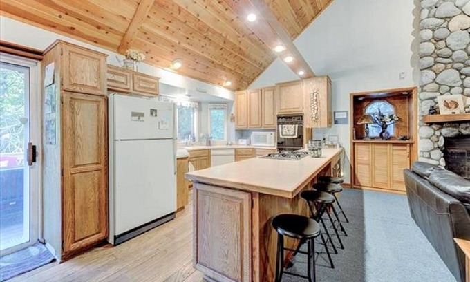 Lake Arrowhead Casa | Lake Arrowhead - Dreamin' 3 Bedroom Home by RedAwning