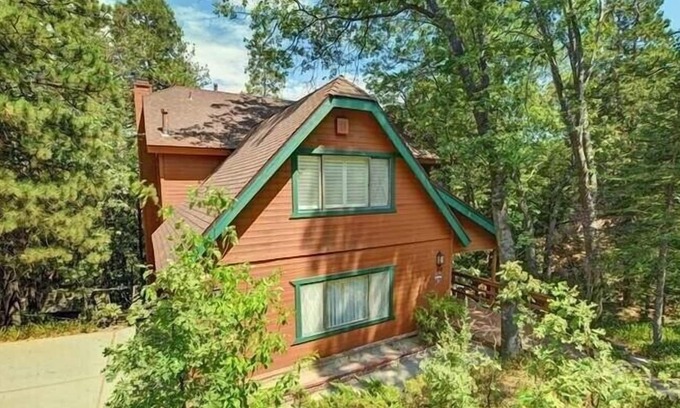 Blue Jay Casa | Lake Arrowhead LARGE family cabin in the forest. DUEL Suite. Privacy. Hot tub