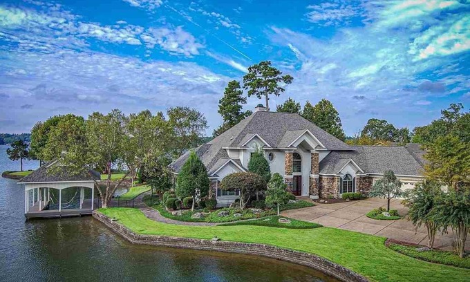 Hot Springs Village Casa | Lake Balboa Executive Home, Lakeview Every Room. Private Peninsula