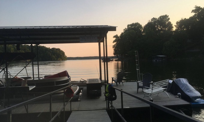 Eddyville Apartamento | Lake Barkley - Great Lake front location & boat dock Included!
