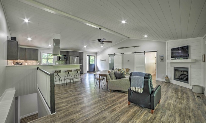 Cadiz Casa | ¡NUEVO! Lake Barkley Home w / Sunroom, cubierta, muelle del barco!
