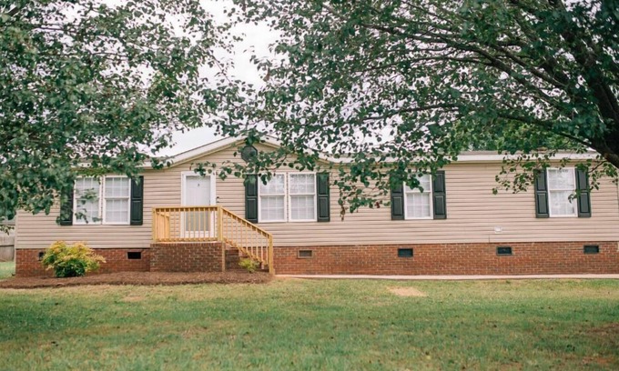 Inman Casa | Lake Bowen House 4b with private hot tub