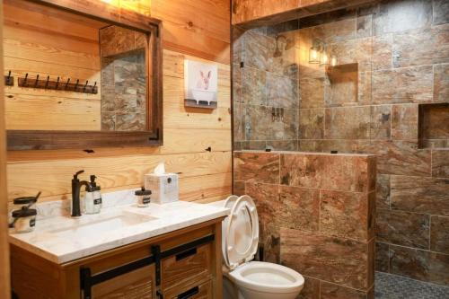 Bridgeport Casa | Lake Bridgeport Modern Hot Tub FirePit Sauna