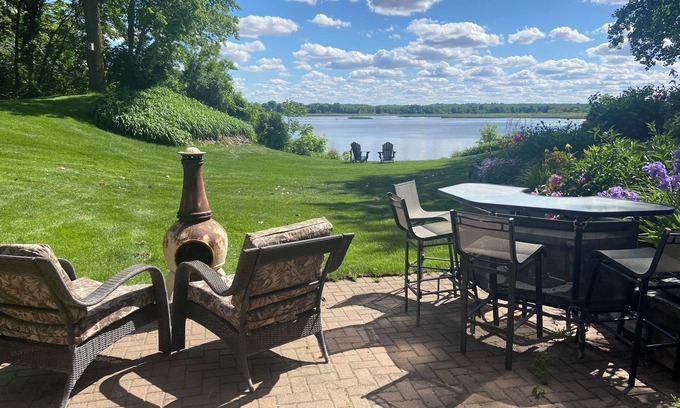 Dakota County Casa | Lake Byllesby Paradise: Serene Lakefront Non-Smoking Home