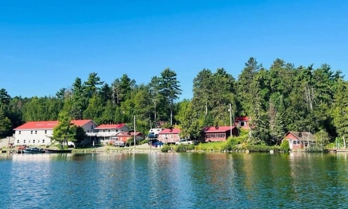 Sioux Narrows Nestor Falls Cabina | Lakefront 3-bedroom cabin on Crow Lake #4 Bull Moose Lodge