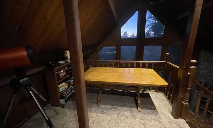 Cedar Glen Casa | Lake cabin w/ big pines close to lake and village