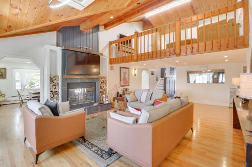 Lake Carmel Casa | Lake Carmel Access Waterfront Home with Deck!