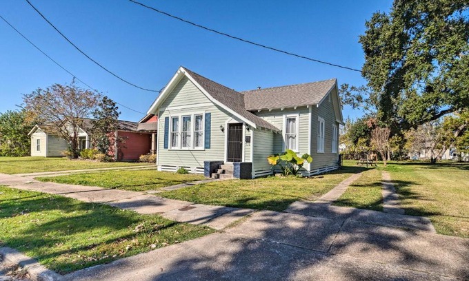 Lake Charles Casa | Lake Charles Cottage with Fireplace and Yard!