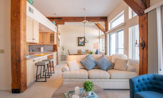 Charlevoix Condominio | Lake Charlevoix/King/Queen/2 Bed/2 Bath Condo/Town/Beach/Pool