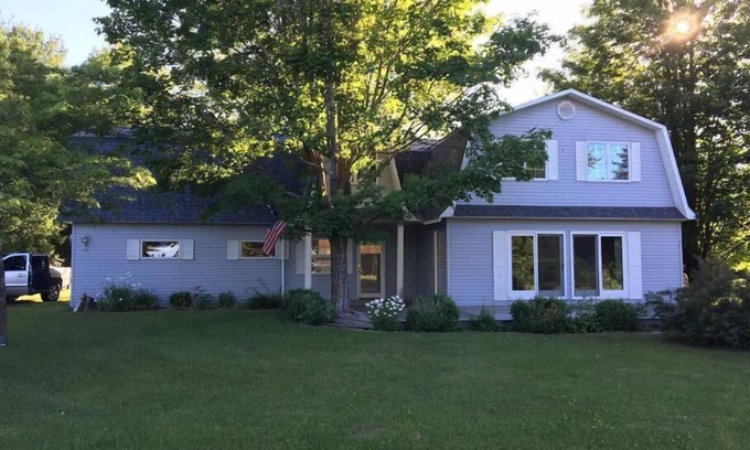 Charlevoix Casa | Lake Charlevoix Spacious Home Away From Home