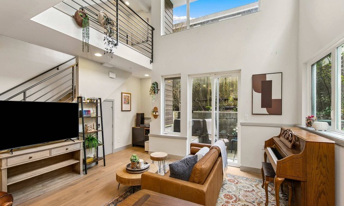 Fremont Casa | Lake & City View Modern Retreat w AC